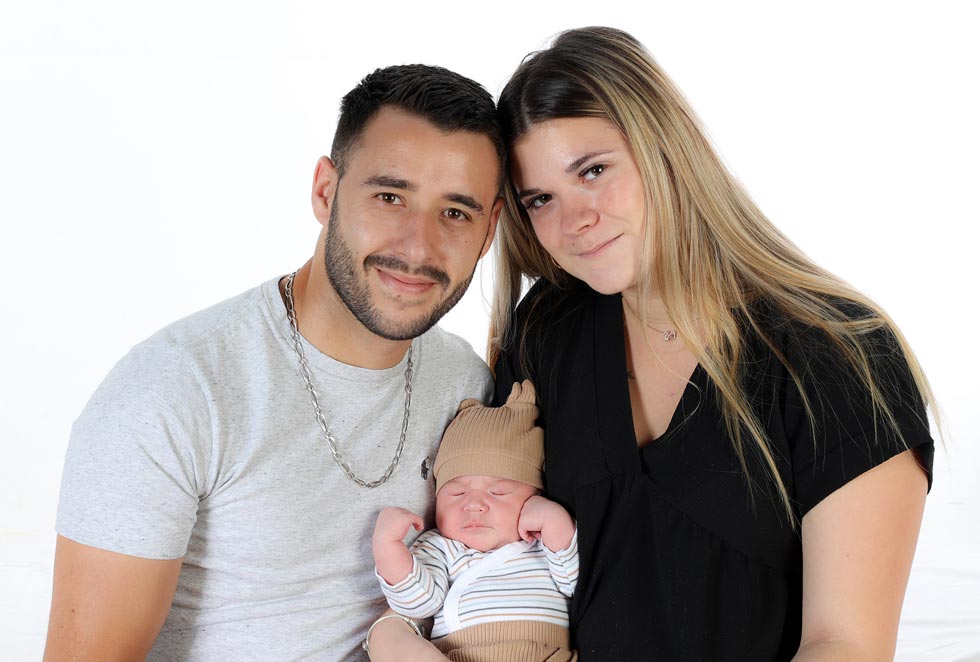 photo de famille avec un bébé